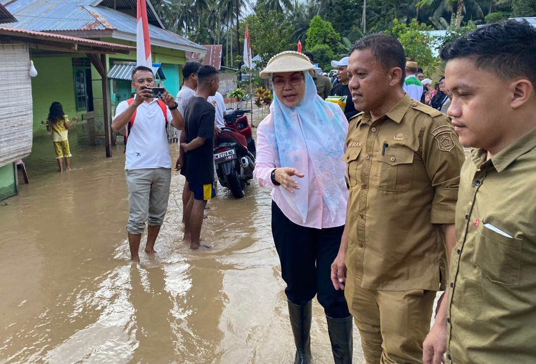 Bupati Merlan S. Uloli Pastikan Penanganan Banjir dan Bantuan Warga Berjalan Lancar/Hibata.id