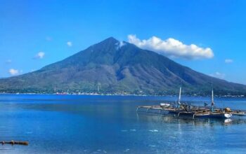 Gunung Ile Mandiri, juga dikenal sebagai Gunung Mandiri, merupakan gunung berapi yang sudah tidak aktif dan terletak di ujung timur Pulau Flores/Hibata.id