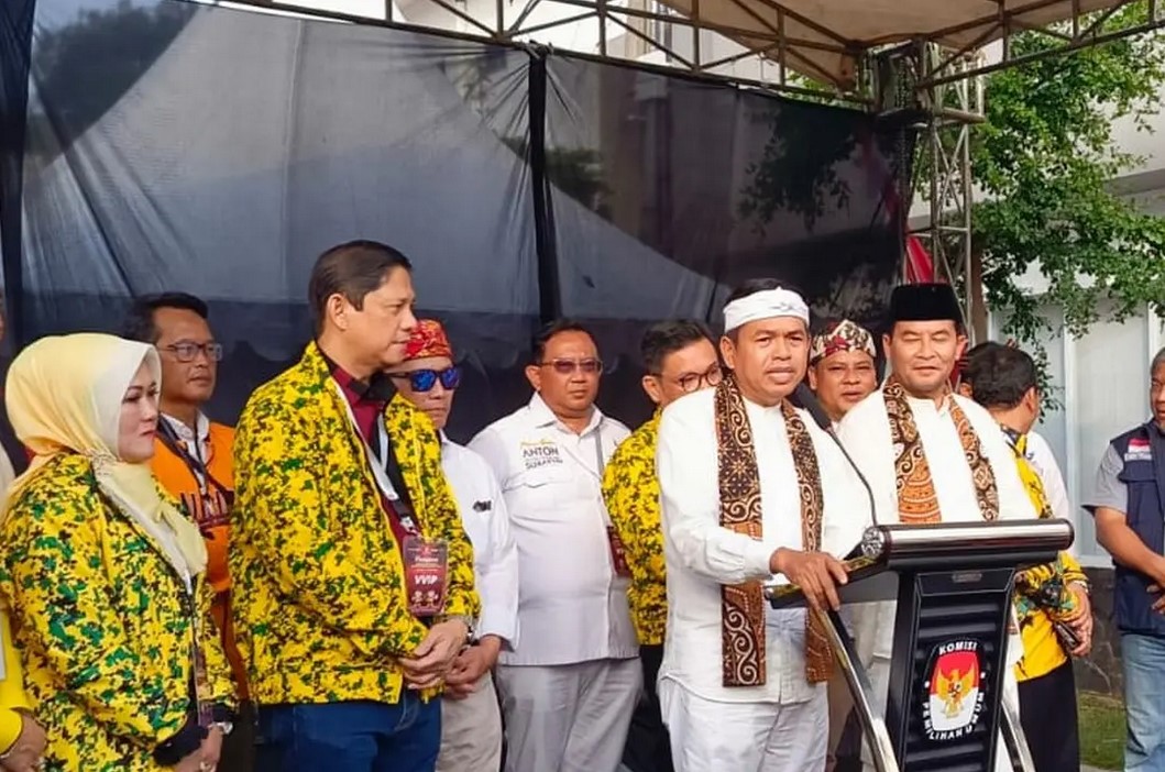 Dedi Mulyadi dan Erwan Setiawan menjadi bakal pasangan calon Pilgub Jabar yang pertama mendaftar ke KPU, Selasa, 27 Agustus 2024. Foto: Dikdik Ripaldi/Hibata.id