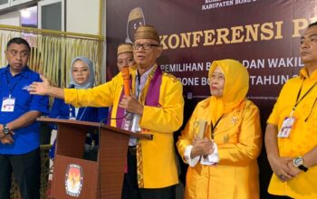 Pasangan Ismet Mile-Risman Tolingguhu (IRIS) saat memberikan keterangan Pers usai mendaftar di KPU/Hibata.id