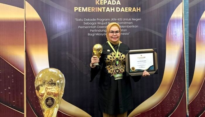 Bupati Merlan Uloli Terima Penghargaan UHC Award 2024