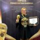Bupati Bone Bolango, Merlan S. Uloli usai menerima piagam penghargaan UHC Award 2024, di The Krakatau Grand Ballroom, Taman Mini Indonesia Indah, Jakarta, Kamis (8/8/2024)/Hibata.id