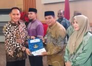 Salah satu Perwakilan Kemenag Kota Gorontalo menerima surat penghargaan. (Foto: Humas)