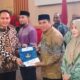 Salah satu Perwakilan Kemenag Kota Gorontalo menerima surat penghargaan. (Foto: Humas)