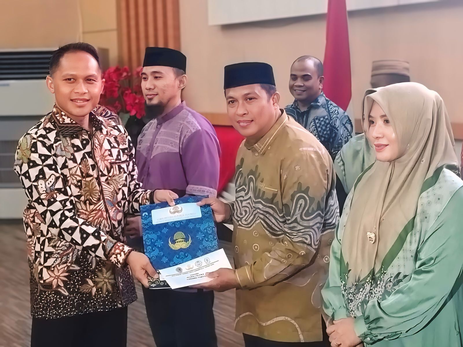 Salah satu Perwakilan Kemenag Kota Gorontalo menerima surat penghargaan. (Foto: Humas)