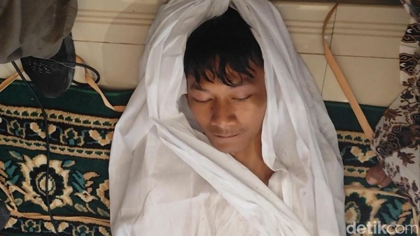 Saka Tatal Buktikan Tak Bunuh Vina, Saka Tatal Jalani Sumpah Pocong/Hibata.id