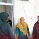 Ketua KPU Bone Bolango Sutenty Lamuhu saat memastikan pemeriksaan kesehatan bakal pasangan calon berjalan dengan baik/Hibata.id