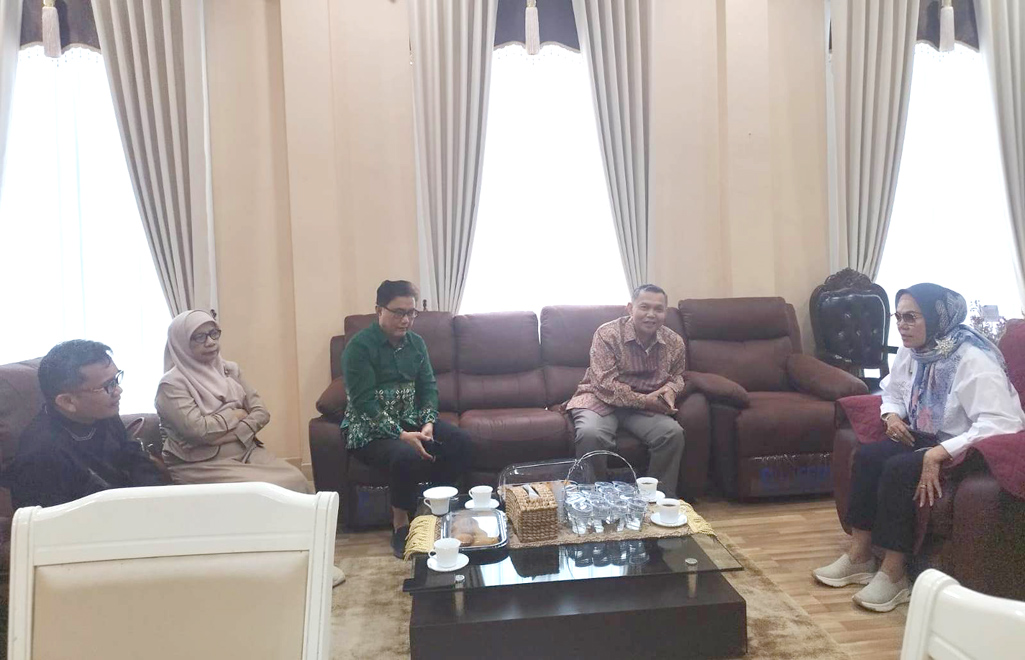 Bupati Merlan S. Uloli saat menerima kunjungan silaturahmi dan audiance Rektor UMGo, Prof. Abd. Kadim Masaong bersama jajarannya, di ruang kerja Bupati, Senin (2/9/2024). (F.AKP)/Hibata.id