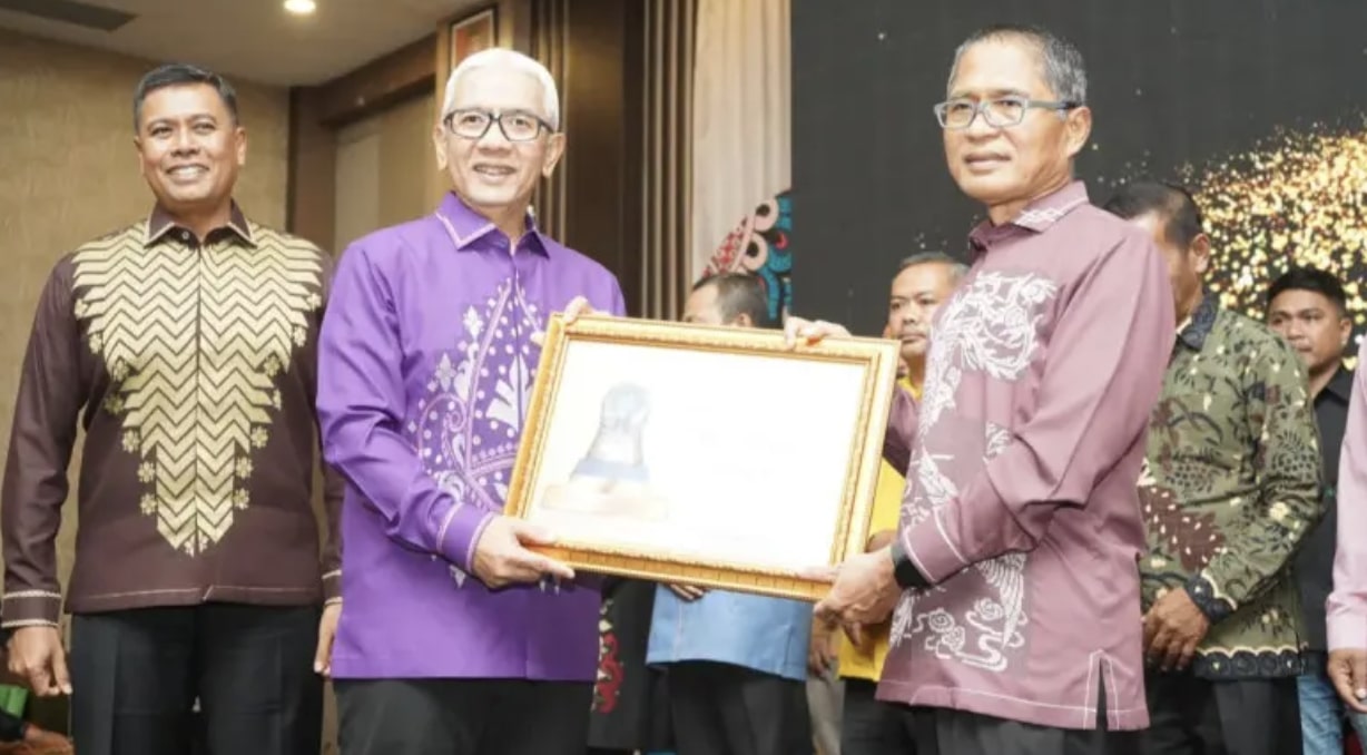 Pemerintah Kota Gorontalo saat meraih prestasi gemilang dengan memenangkan Paritrana Award 2023 tingkat provinsi. (Foto: Humas Pemkot Gorontalo)