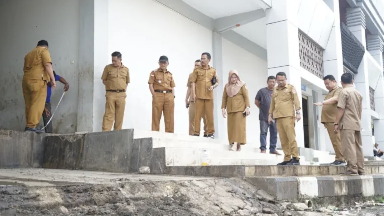 Pj Wali Kota Gorontalo, Ismail Madjid, ketika meninjau langsung kondisi tempat sampah induk di Pasar Sentral Kota Gorontalo. (Foto: Humas Pemkot Gorontalo)