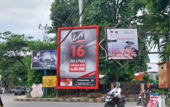 Papan reklame dipenuhi iklan rokok diruas jalan umum Jl. DI Panjaitan kompleks Tugu Adipura Kota Luwuk (Foto: Hibata.id)