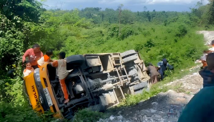Bus Anak Sekolah Milik PT DSP Terbalik di Batui