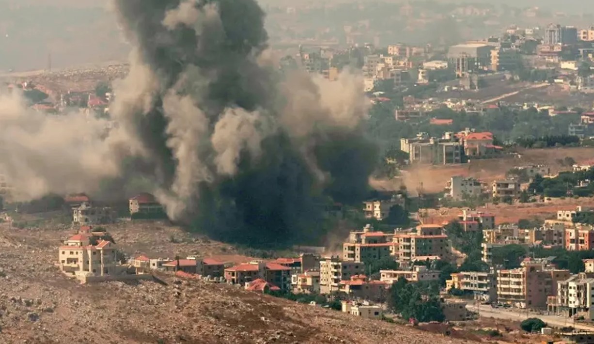 Asap mengepul akibat serangan udara Israel di desa selatan Kfar Rouman, Lebanon selatan [Hussein Malla/AP Photo]/Hibata.id