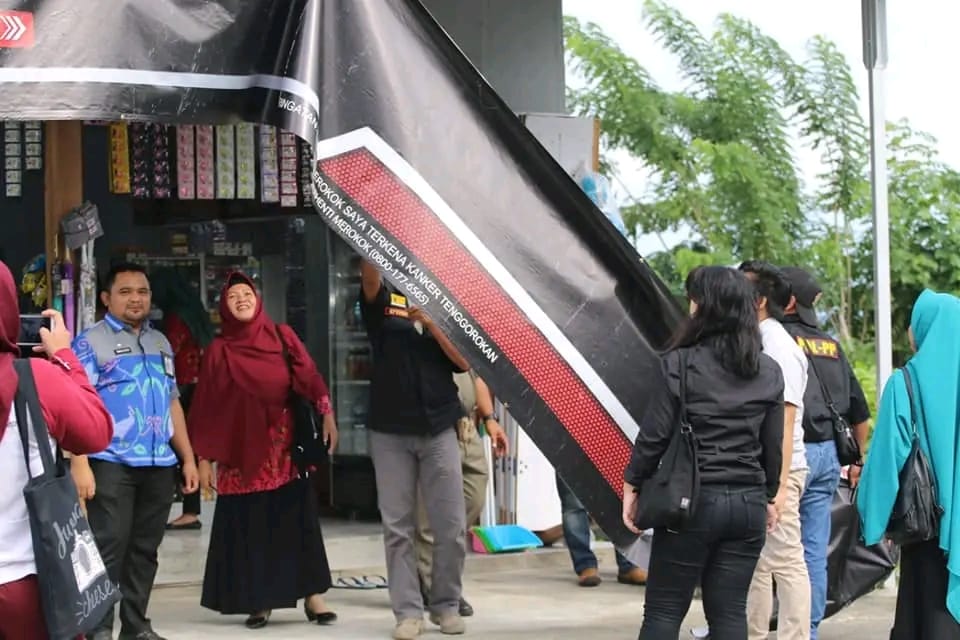 Dinas Penanaman Modal dan PTSP, Badan Pendapatan Daerah, Satpol PP Banggai, dan Banggai Generation for Tobaco Control, kembali turun untuk melakukan penertiban spanduk iklan rokok yang masih terpasang di beberapa tempat umum, seperti area sekitar Bandara, Terminal, Lapak Warung serta beberapa kios di kawasan, Bandara Bubung, Terminal KM. 8, dan Lokasi Pantai Wisata Kilo Lima, Kamis (11/7/2019) FOTO: DKISP Kabupaten Banggai/laman Facebook)
