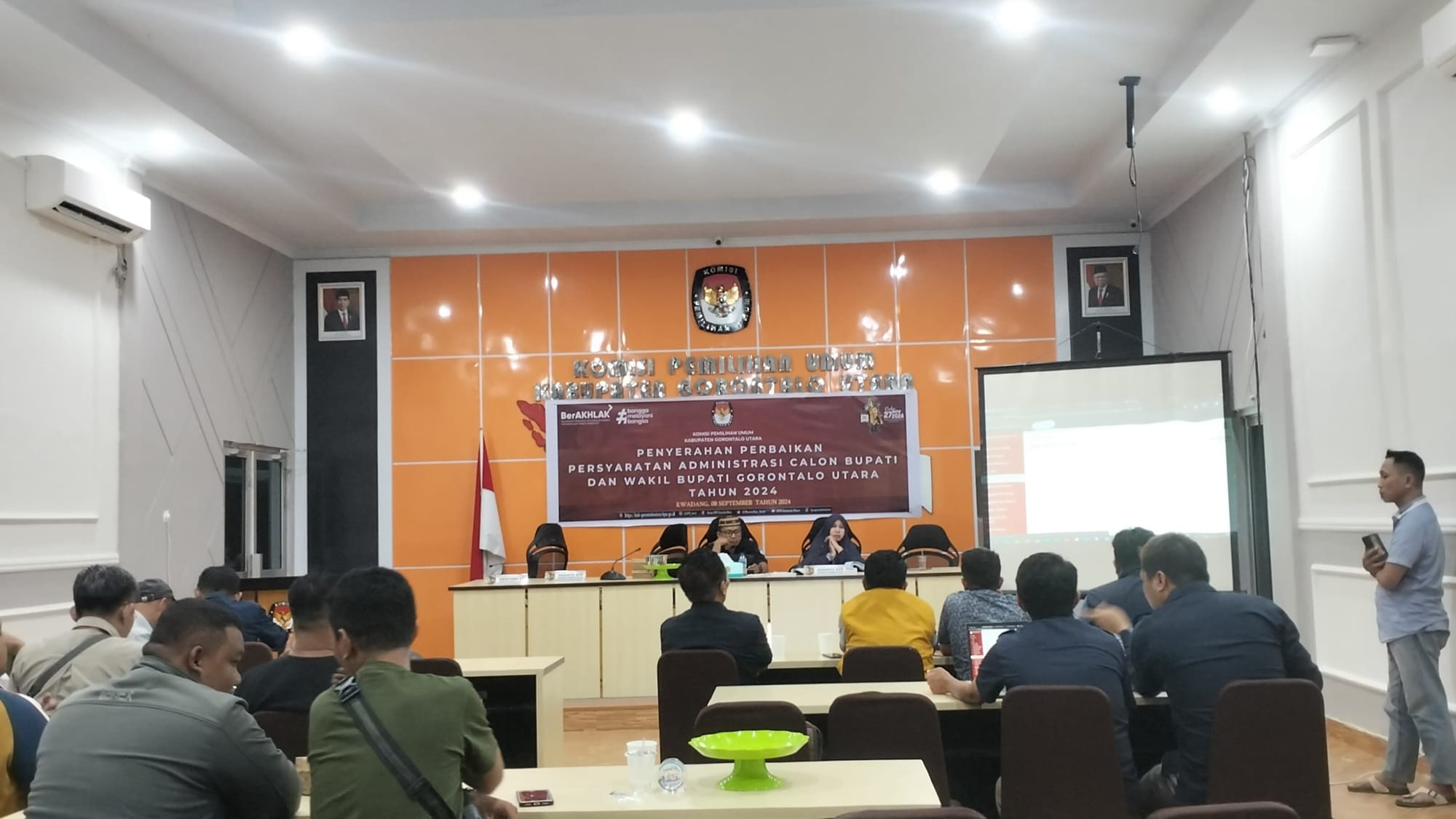KPU Gorut terima perbaikan syarat administrasi calon bupati dan wakil bupati. Senin (9-9). Foto: dok KPU/Hibata.id
