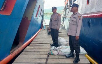 Polsubsektor kawasan Pelabuhan Luwuk memperketat pengawasan terhadap barang bawaan penumpang kapal laut, menyusul penemuan minuman keras (miras)/Hibata.id