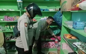 Kepolisian Sektor (Polsek) Toili menggelar penggeledahan di dua warung kelontong di Desa Mekar Kencana dan Desa Marga Kencana, Kecamatan Toili, Kabupaten Banggai/Hibata.id