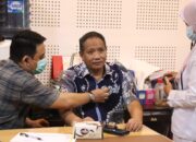 Pimpinan DPRD Provinsi Gorontalo, Ridwan Monoarfa menjadi salah satu yang pertama menjalani pemeriksaan kesehatan/Hibata.id