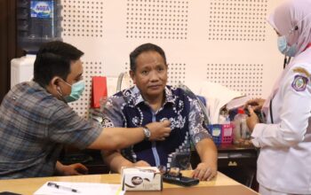 Pimpinan DPRD Provinsi Gorontalo, Ridwan Monoarfa menjadi salah satu yang pertama menjalani pemeriksaan kesehatan/Hibata.id