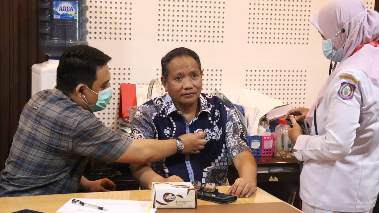 Pimpinan DPRD Provinsi Gorontalo, Ridwan Monoarfa menjadi salah satu yang pertama menjalani pemeriksaan kesehatan/Hibata.id