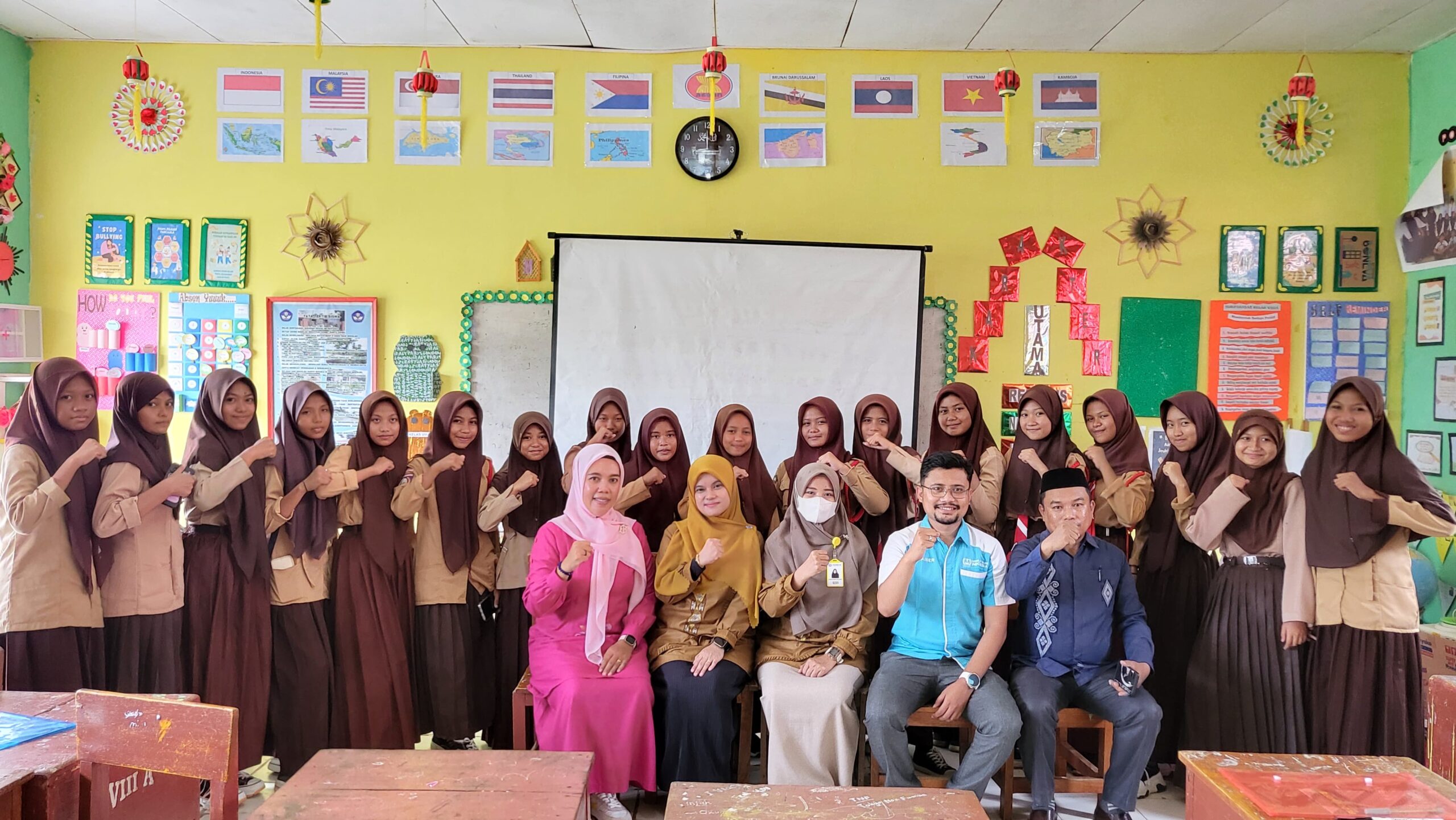 Tim pengabdian dosen Universitas Pohuwato menggelar kegiatan pengabdian masyarakat di SMP Negeri 1 Duhiadaa. (Foto: Tim Tim pengabdian dosen Universitas Pohuwato)