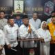 Pasangan calon Bupati dan Wakil Bupati Ismet Mile dan Risman Tolingguhu (IRIS) usai mengikuti pengundian nomor urut KPU Bone Bolango. (Foto: Sarjan/Hibata.id)