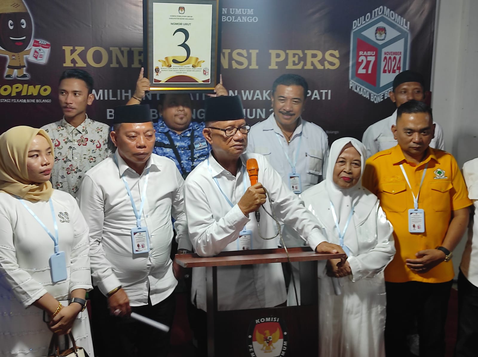 Pasangan calon Bupati dan Wakil Bupati Ismet Mile dan Risman Tolingguhu (IRIS) usai mengikuti pengundian nomor urut KPU Bone Bolango. (Foto: Sarjan/Hibata.id)