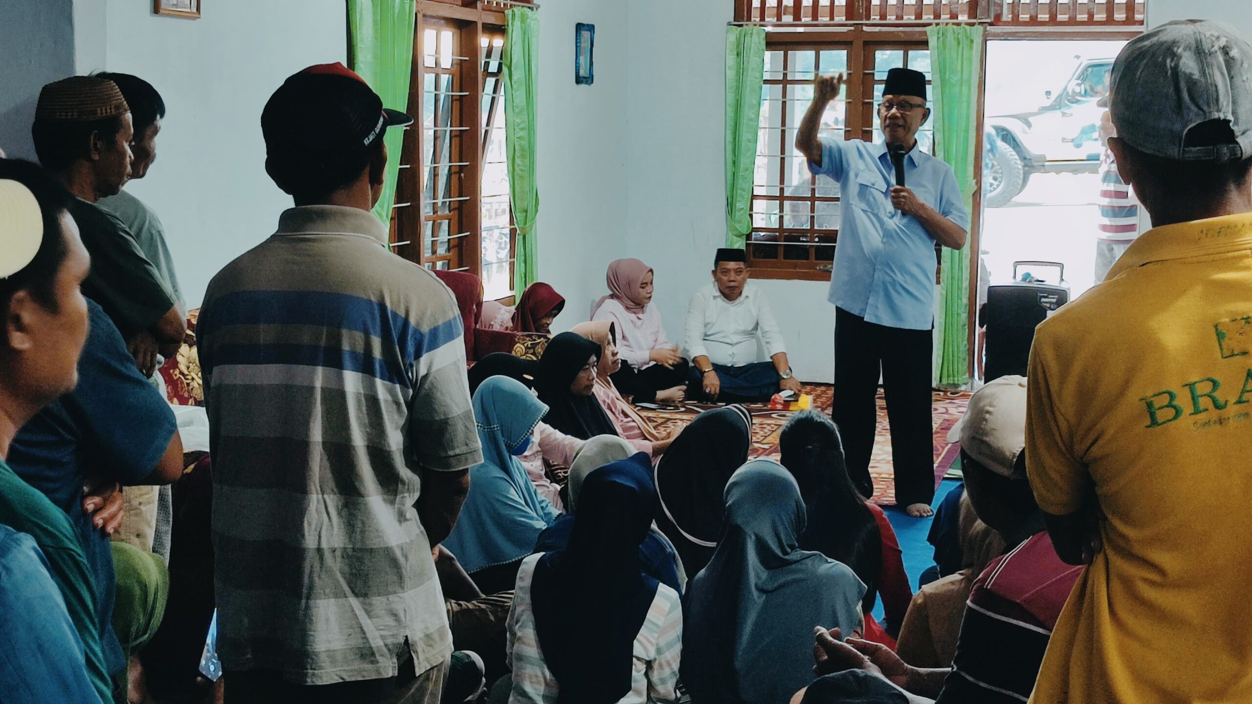 Calon Bupati Bone Balango Ismet Mile saat melakukan kampanye blusukan di salah desa di Kecamatan Tilongkabila. (Natha)