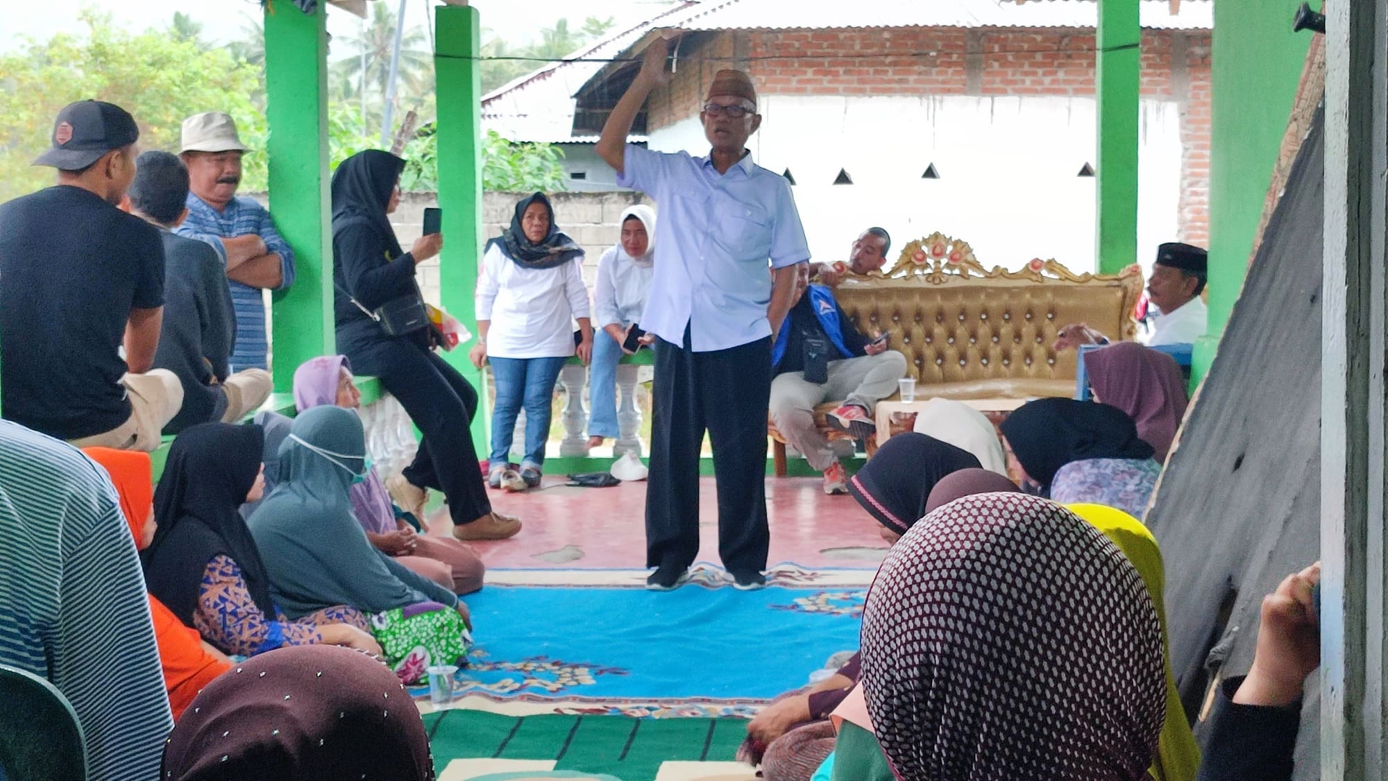 Pasangan IRIS saat blusukan ke sembilan desa di Kecamatan Bulango Utara. (Foto: Natha)