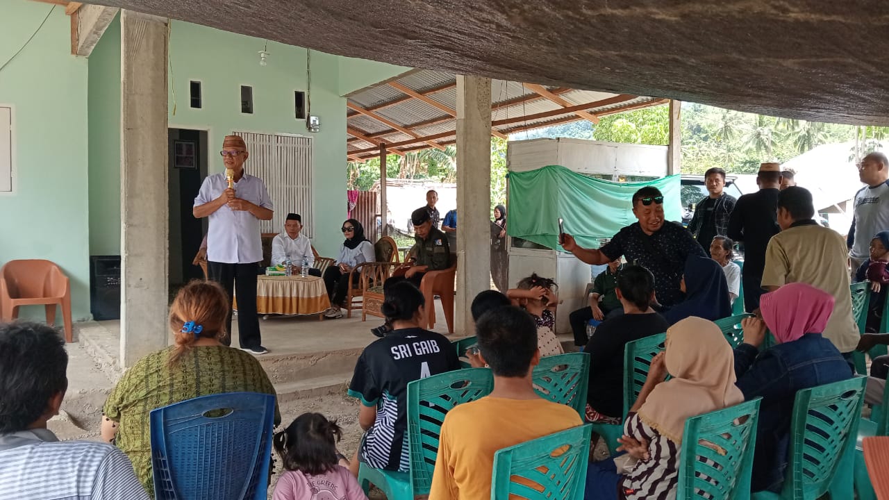 Pasangan IRIS saat blusukan ke sembilan desa di Kecamatan Suwawa Timur. (Foto: Usman)