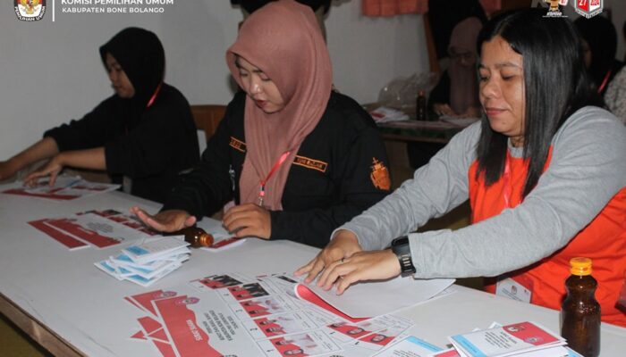 KPU Bone Bolango Lakukan Sortir Lipat Surat Suara Pilkada 2024