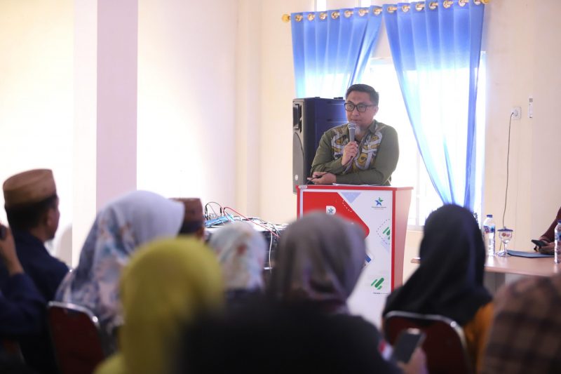 Pjs Bupati Bone Bolango, Budiyanto Sidiki saat memberikan sambutan dan membuka Bim Teknis SPP - TIK Program Transformasi Perpustakaan Berbasis Inklusi Sosial Bagi Pengelola Perpustakaan Desa, Kelurahan dan Taman Baca Masyarakat (TBM) di Ruang Pertemuan Dinas Perpustakaan dan Kearsipan Bone Bolango, Kamis (24/10/2024). (Foto Adit/Prokopim)/Hibata.id