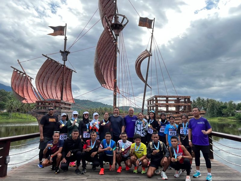 Penjabat Gubernur Gorontalo Rudy Salahuddin didampingi Pjs Bupati Bone Bolango, Budiyanto Sidiki dan Pj Sekda Bone Bolango, Aznan Nadjamuddin saat foto bersama dengan para runners yang berhasil mendapatkan medali pada Kejuaraan Bonebol Perintis Ten’K, Minggu (20/10/2024). (F. Indra/Diskominfo)