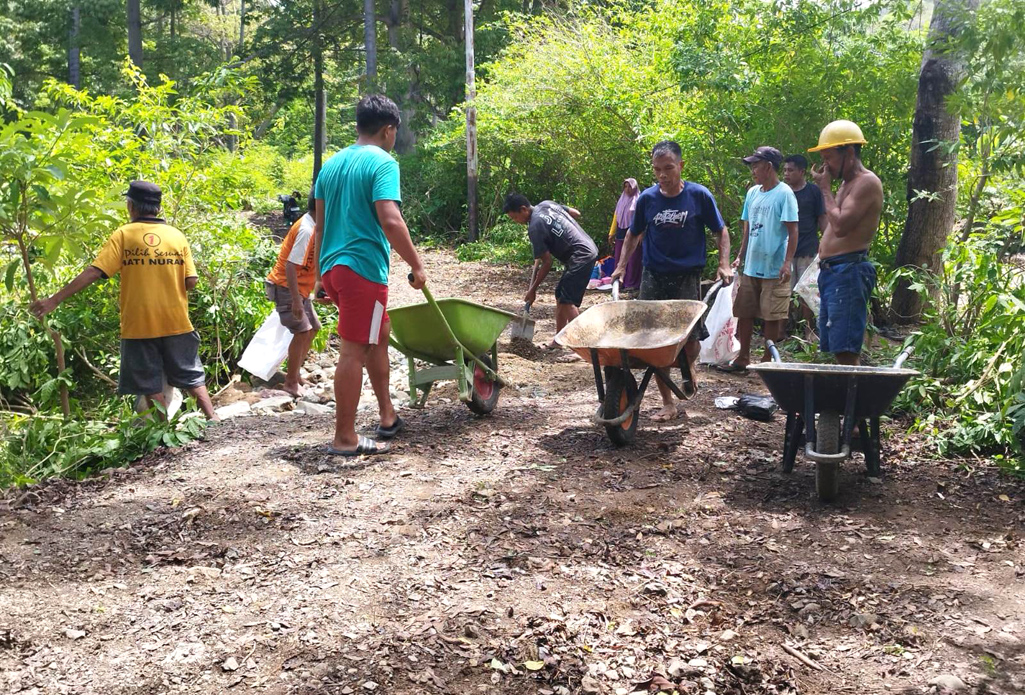 Warga di Dusun Kemiri Desa Biluango Kecamatan Kabila Bone Kabupaten Bone Bolango melakukan kerja bakti dan bergotong royong membuat dan membuka rintisan akses jalan alternatif/Hibata.id