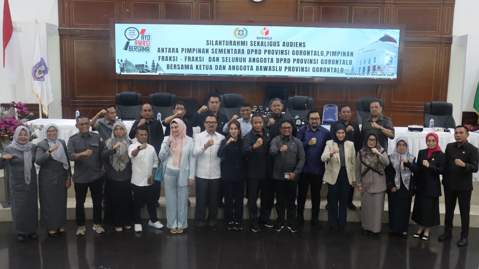 Rapat ini berlangsung di Gedung DPRD Provinsi Gorontalo dengan dipimpin oleh Ridwan Monoarfa, yang menjabat sebagai Wakil Ketua Sementara/Hibata.id