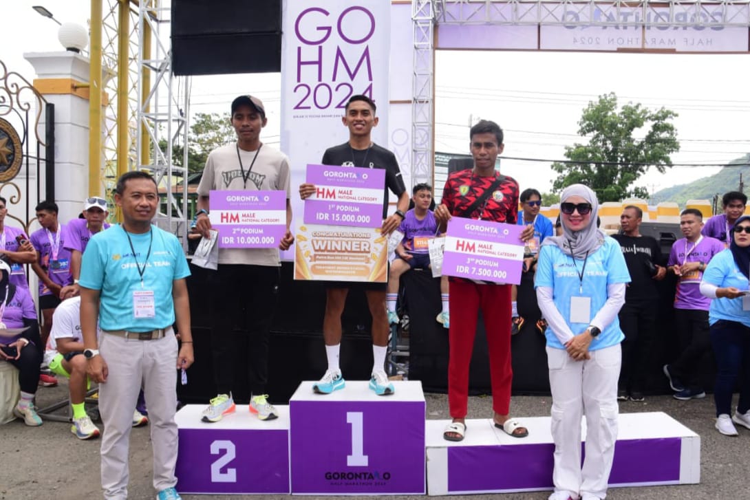 Pemenang I II III Kategori Open Putra 21K pada gelaran Gorontalo Half Marathon 2024 sukses digelar, Minggu (27/10/2024). Foto – Haris Diskominfotik /Hibata.id