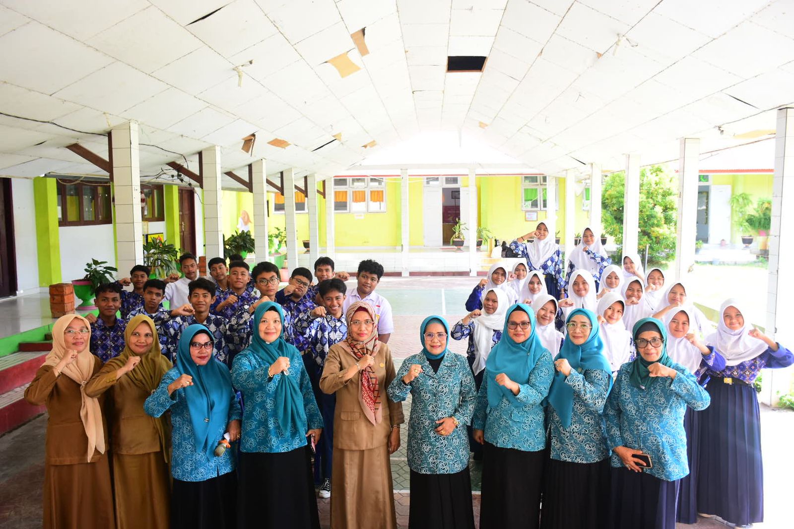 TP PKK Kota Gorontalo saat menggelar Program Go To School. (Foto: Humas Pemkot Gorontalo)