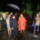 Calon Wakil Bupati Risman Tolingguhu turun langsung ke lokasi banjir. (Foto: Tim Media IRIS)