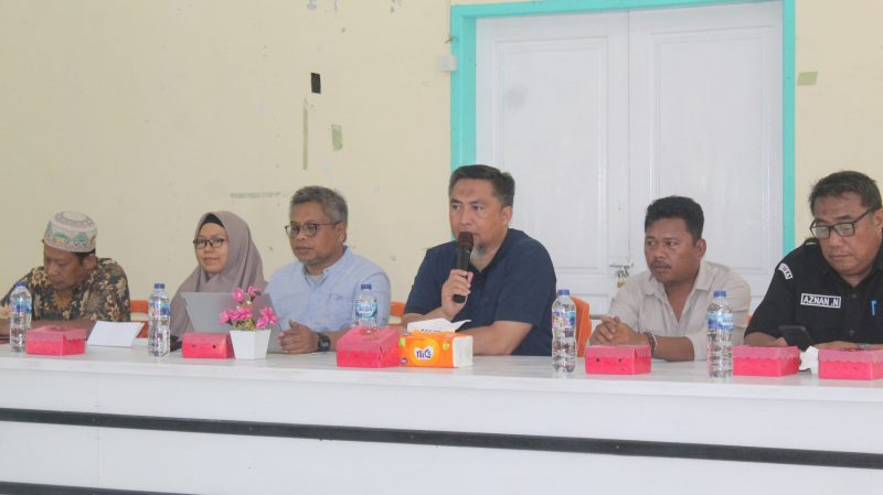 Pjs Bupati Bone Bolango Budiyanto Sidiki didampingi Ketua DPRD Bone Bolango, Faisal Yunus dan Pj Sekda Aznan Nadjamudin serta pihak terkait saat memberikan arahan terkait aktivitas pertambangan di Kecamatan Bonepantai, Selasa (22/10/2024). (F. Yudi/Prokopim/Hibata.id