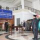 Pjs Bupati Bone Bolango, Budiyanto Sidiki saat melantik dan mengambil sumpah Reflin Buata sebagai Pj Sekda Bone Bolango di Lobby Utama Kantor Bupati, Senin (28/10/2024). (F. Yudi/Prokopim)