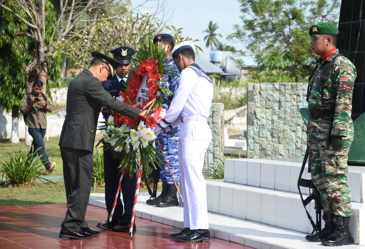 Peringati HUT TNI Ke-79, Korem 133/NW dan jajaran TNI Gelar Ziarah Nasional Di TMP Desa Pentadio/Hibata.id