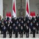 Presiden Republik Indonesia, Prabowo Subianto (tengah depan) bersama dan Wakil Presiden Gibran Rakabuming Raka berfoto bersama dengan para menteri Kabinet Merah Putih yang baru saja dilantik di Istana Merdeka, Jakarta, Senin 21 Oktober 2024. (AP Photo/Achmad Ibrahim)/Hibata.id