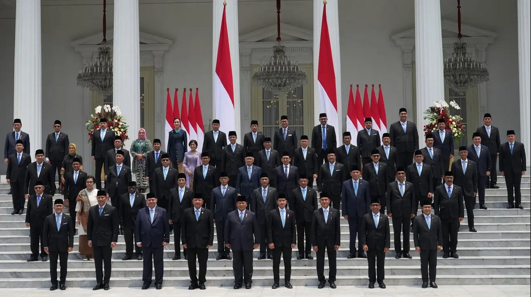 Presiden Republik Indonesia, Prabowo Subianto (tengah depan) bersama dan Wakil Presiden Gibran Rakabuming Raka berfoto bersama dengan para menteri Kabinet Merah Putih yang baru saja dilantik di Istana Merdeka, Jakarta, Senin 21 Oktober 2024. (AP Photo/Achmad Ibrahim)/Hibata.id