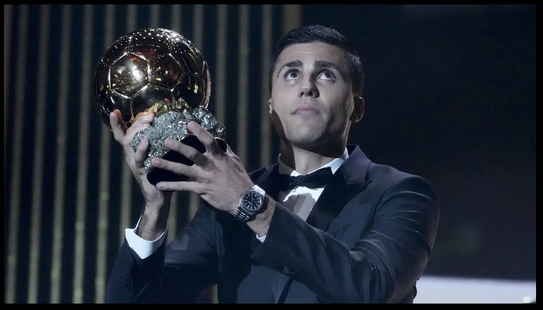 Rodri berhasil meraih penghargaan Ballon d'Or 2024 dalam acara yang berlangsung di Theatre du Chatelet, Paris, Selasa (29/10/2024) dini hari WIB. Gelandang Manchester City itu mengalahkan duo bintang Real Madrid, Vinicius Junior dan Jude Bellingham. (AP Photo/Michel Euler)/Hibata.id