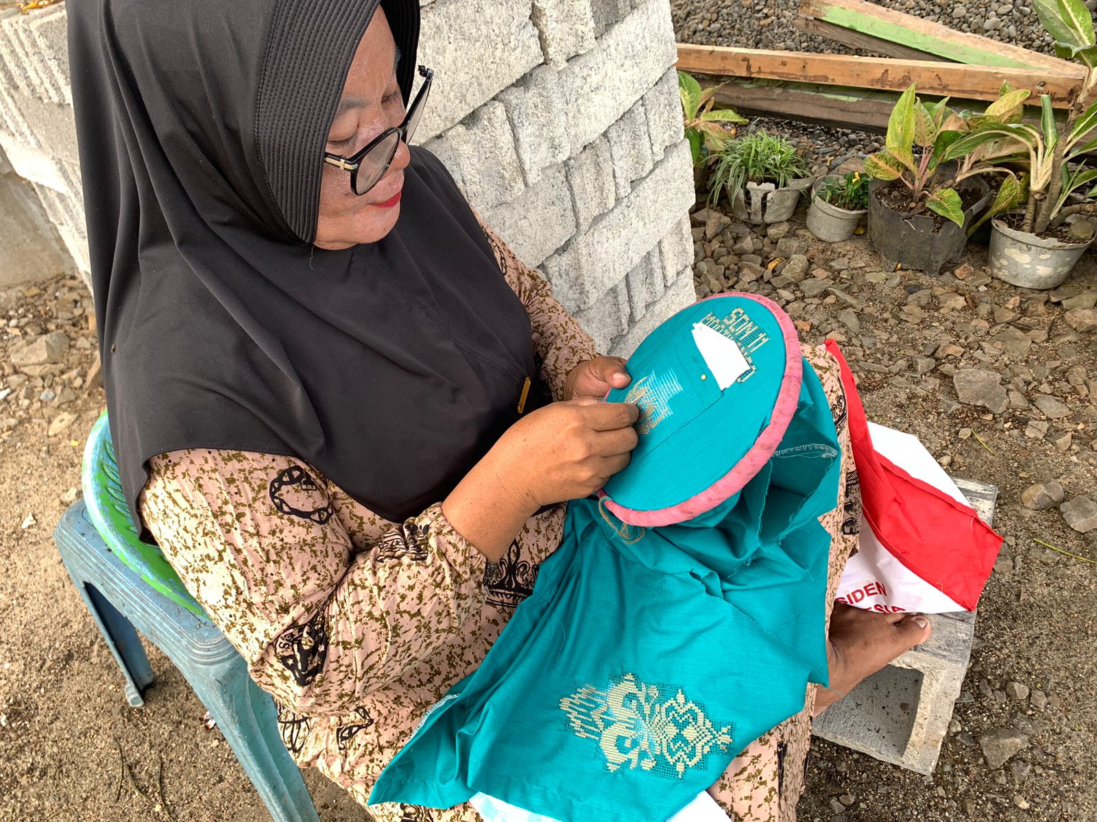 Yanti Dopa (47) salah satu pengrajin Karawo di Gorontalo/Hibata.id