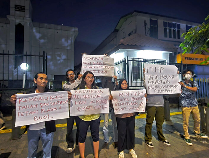 FPPB dan AGRA saat melakukan aksi protes di depan kantor CCM Group. (Foto: FPPB)