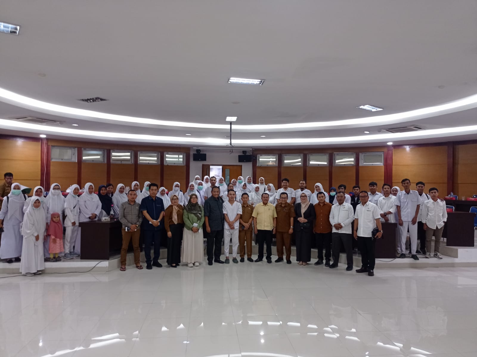Sejumlah Tenaga Kesehatan (Nakes) dari RSUD Toto Kabila mendatangi DPRD Provinsi Gorontalo/Hibata.id