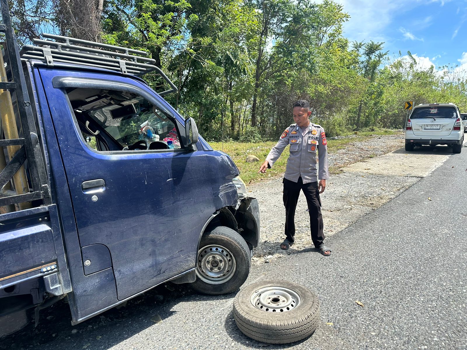 Mobil Dinas Inspektorat Banggai Terlibat Kecelakaan di Pagimana. Foto: Polisi/Hibata.id