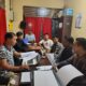 Jayadi, mendampingi warga saat dilakukan pemeriksaan di Polres Buteng, Sabtu (19/10/2024)(foto/istimewa)/Hibata.id