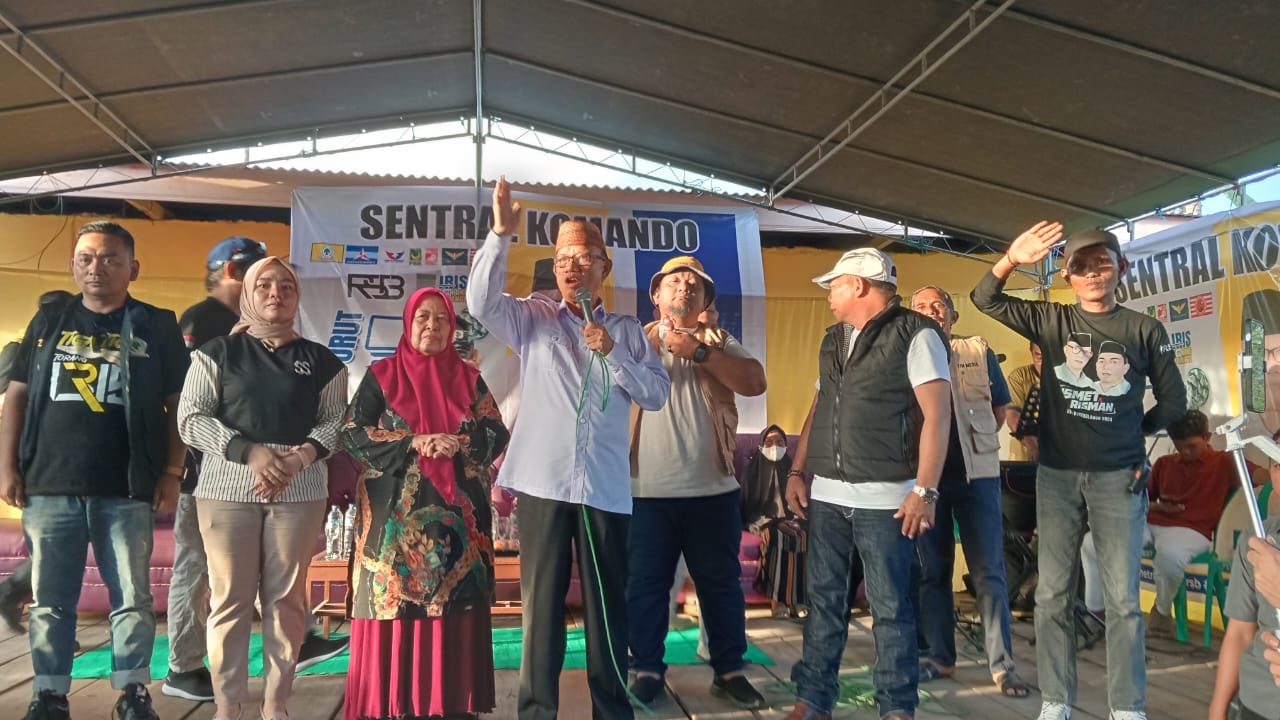 Pasangan Bupati dan Wakil Bupati Kabupaten Bone Bolango, Ismet Mile dan Risman Tolingguhu saat melaukan kampanye di Kelurahan Pauwo, Kecamatan Kabila. (Foto: Tim Media IRIS)